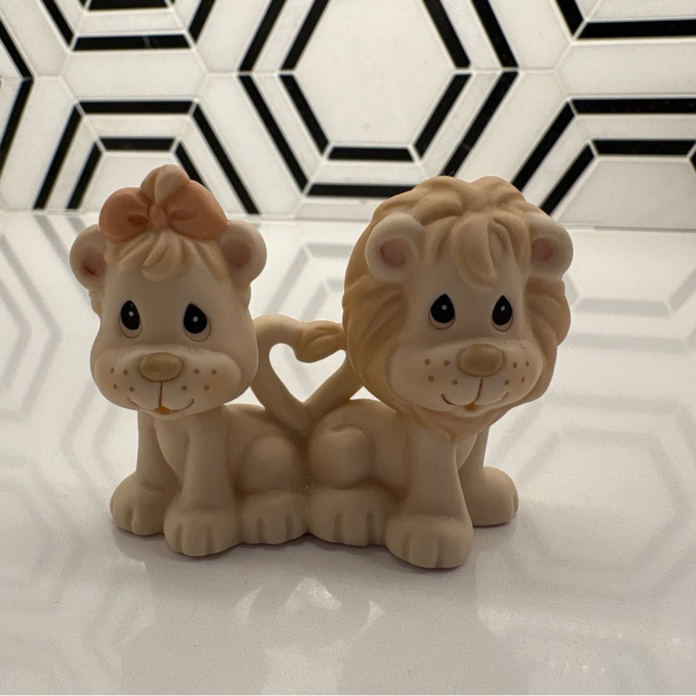 Vintage Precious Moments Collectable - A Tail of Love - *RARE*